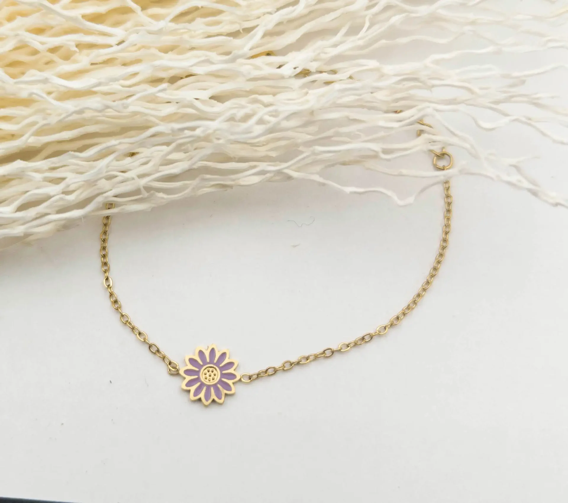 Bracelet enfant marguerite en acier doré avec fleur colorée violet ajustable pour petite fille 4 à 9 ans