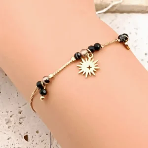 Bracelet raffiné en acier inoxydable doré, orné de perles noires et d’un pendentif étoile polaire