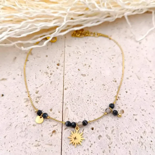 Bracelet raffiné en acier inoxydable doré, orné de perles noires et d’un pendentif étoile polaire