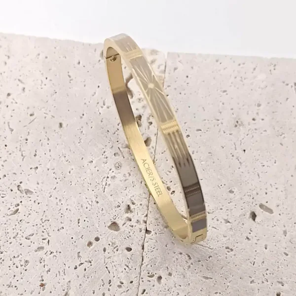 Bracelet jonc femme en acier inoxydable doré avec motif gravé style soleil et émail beige