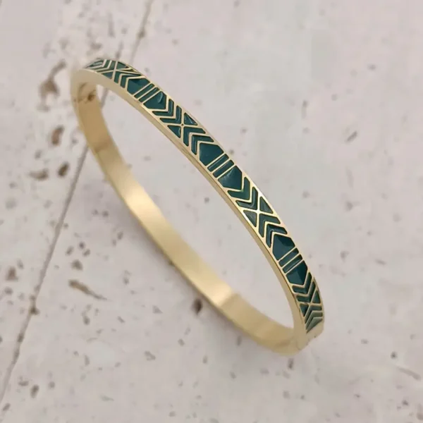 Bracelets jonc en acier doré avec motifs géométriques en émail vert pour femme.