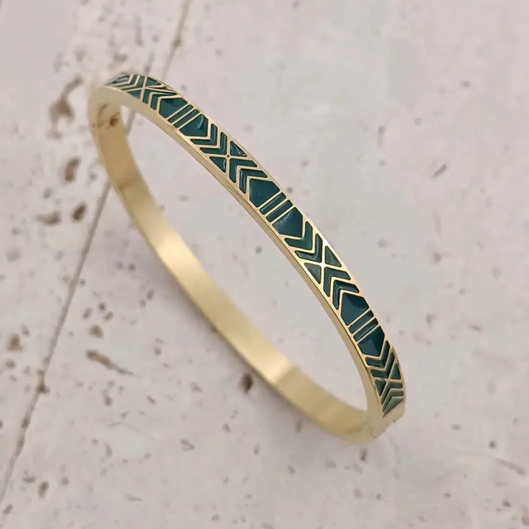 Bracelets jonc en acier doré avec motifs géométriques en émail vert pour femme.