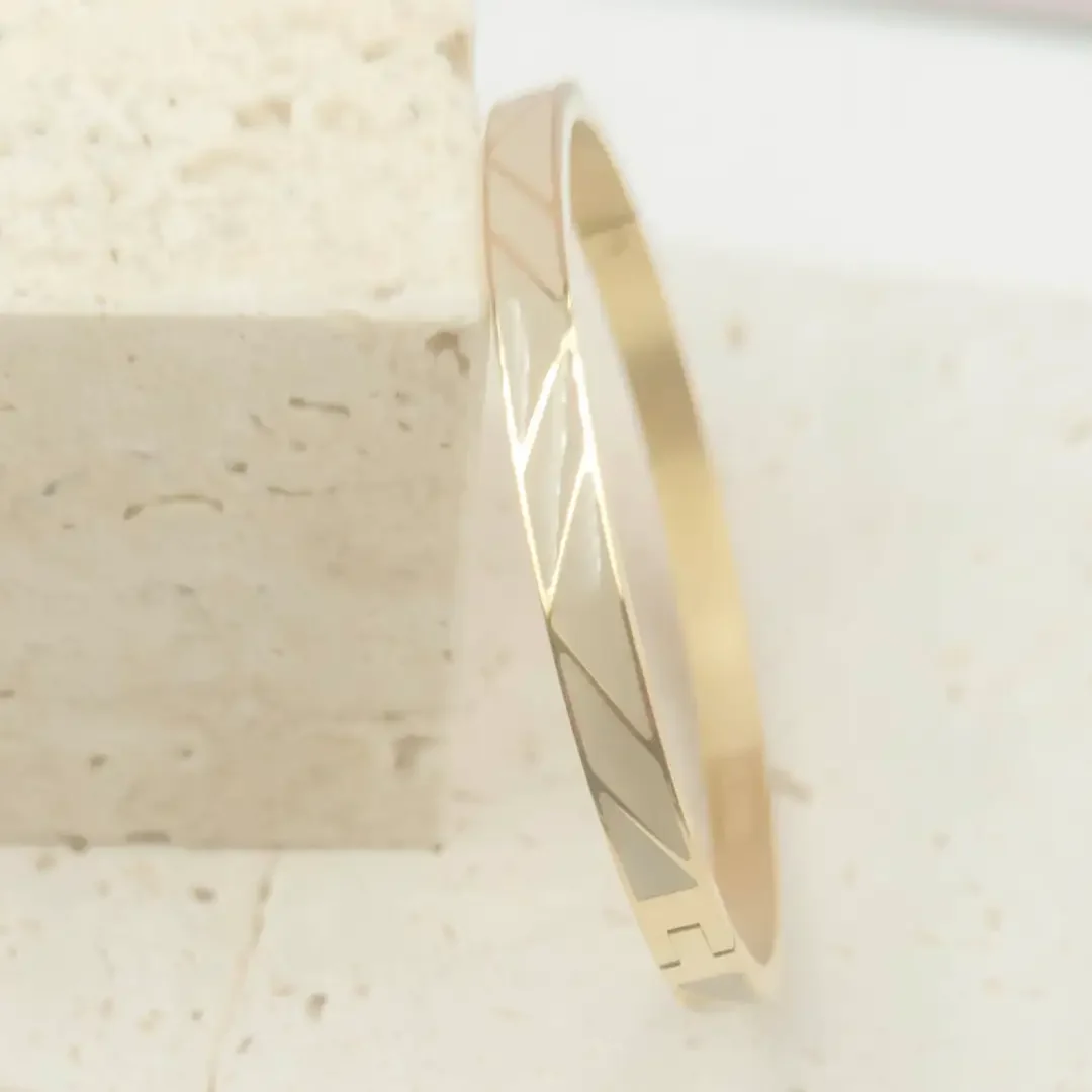 Bracelet jonc fermé en acier émail coloré beige clair