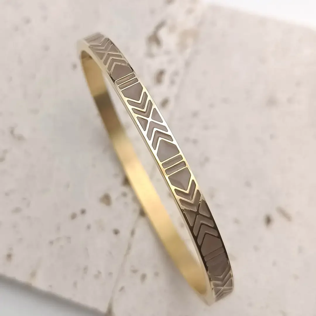 Bracelets jonc en acier doré avec motifs géométriques en émail beige pour femme