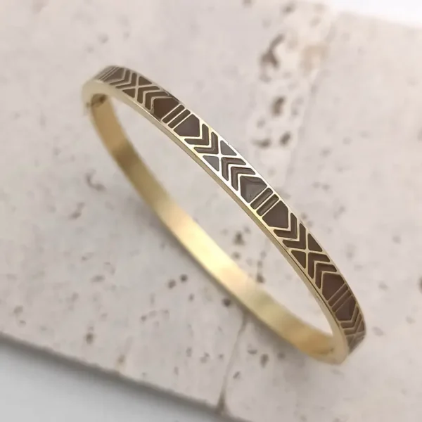 Bracelets jonc en acier doré avec motifs géométriques en émail marron pour femme