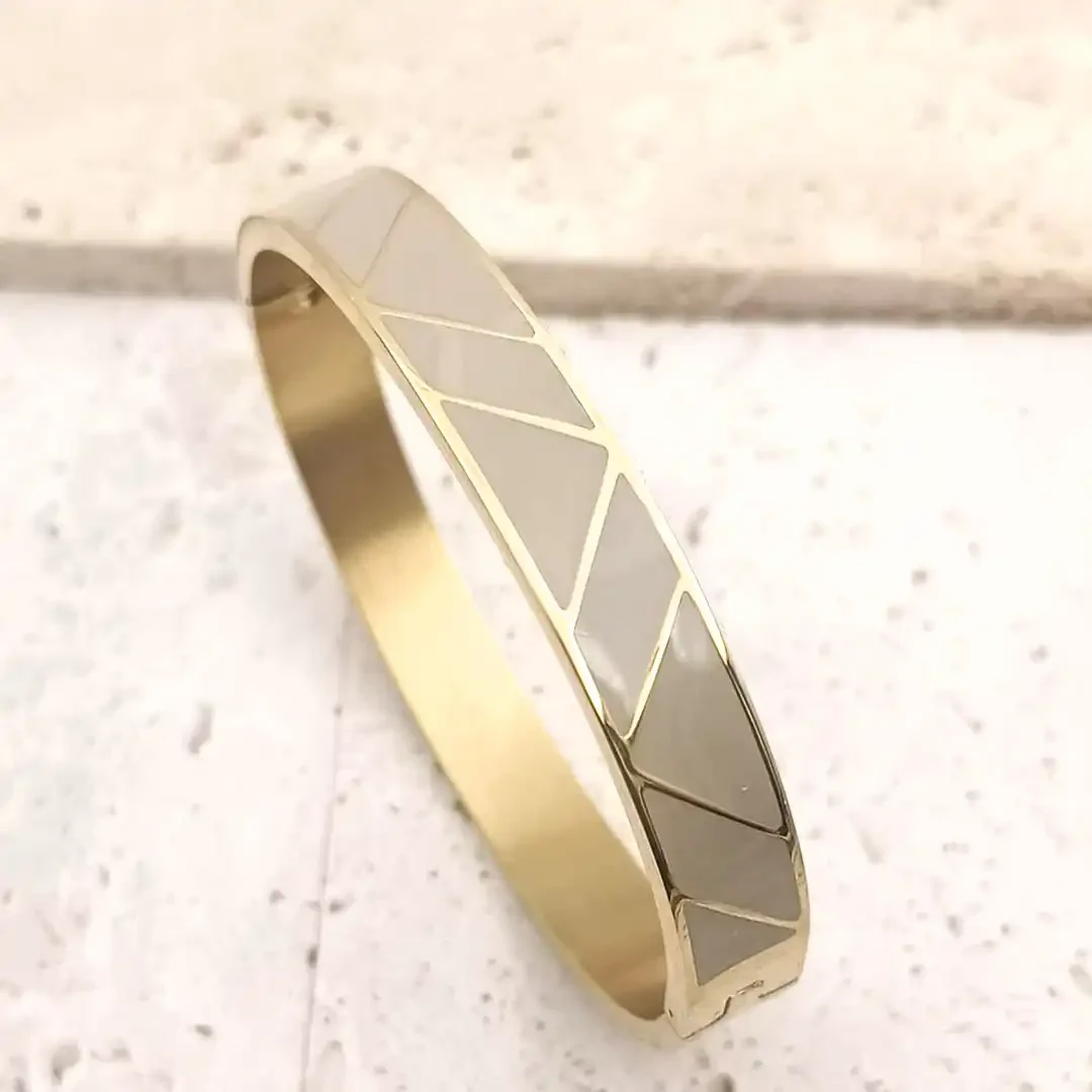 Bracelet jonc rigide en acier doré avec émaux géométriques, coloris beige