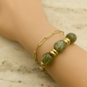 Bracelet doré en acier inoxydable avec trois grosses perles vertes en résine et maillons chaîne