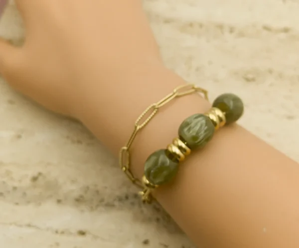 Bracelet doré en acier inoxydable avec trois grosses perles vertes en résine et maillons chaîne