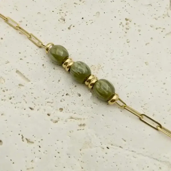 Bracelet chaîne en acier inoxydable doré avec grosses perles en résine verte