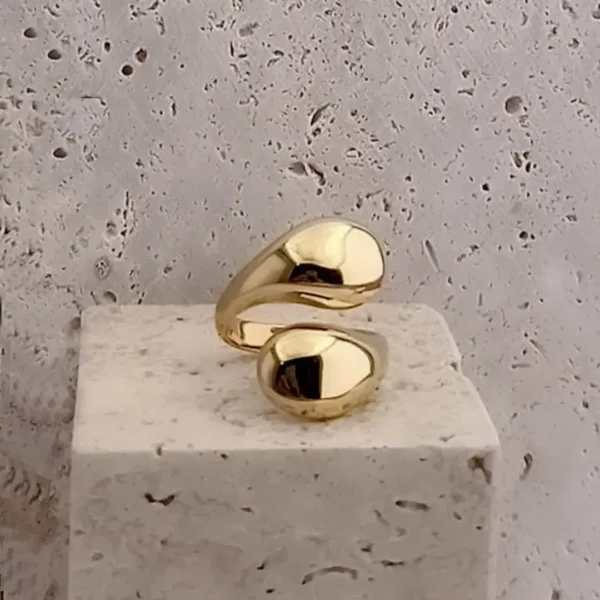 Bague en acier dorée au design moderne en forme de gouttes