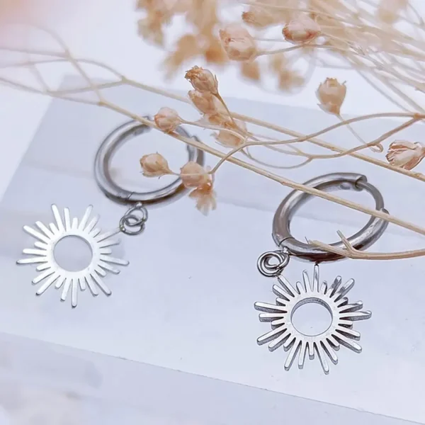 Boucles d'oreilles mini-créoles en acier inoxydable agenté pendentifs soleil rayons de soleil