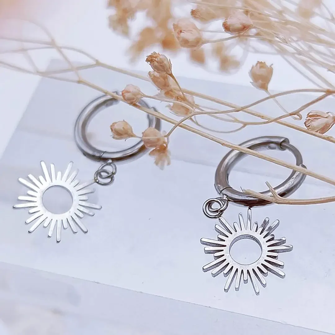 Boucles d'oreilles mini-créoles en acier inoxydable agenté pendentifs soleil rayons de soleil
