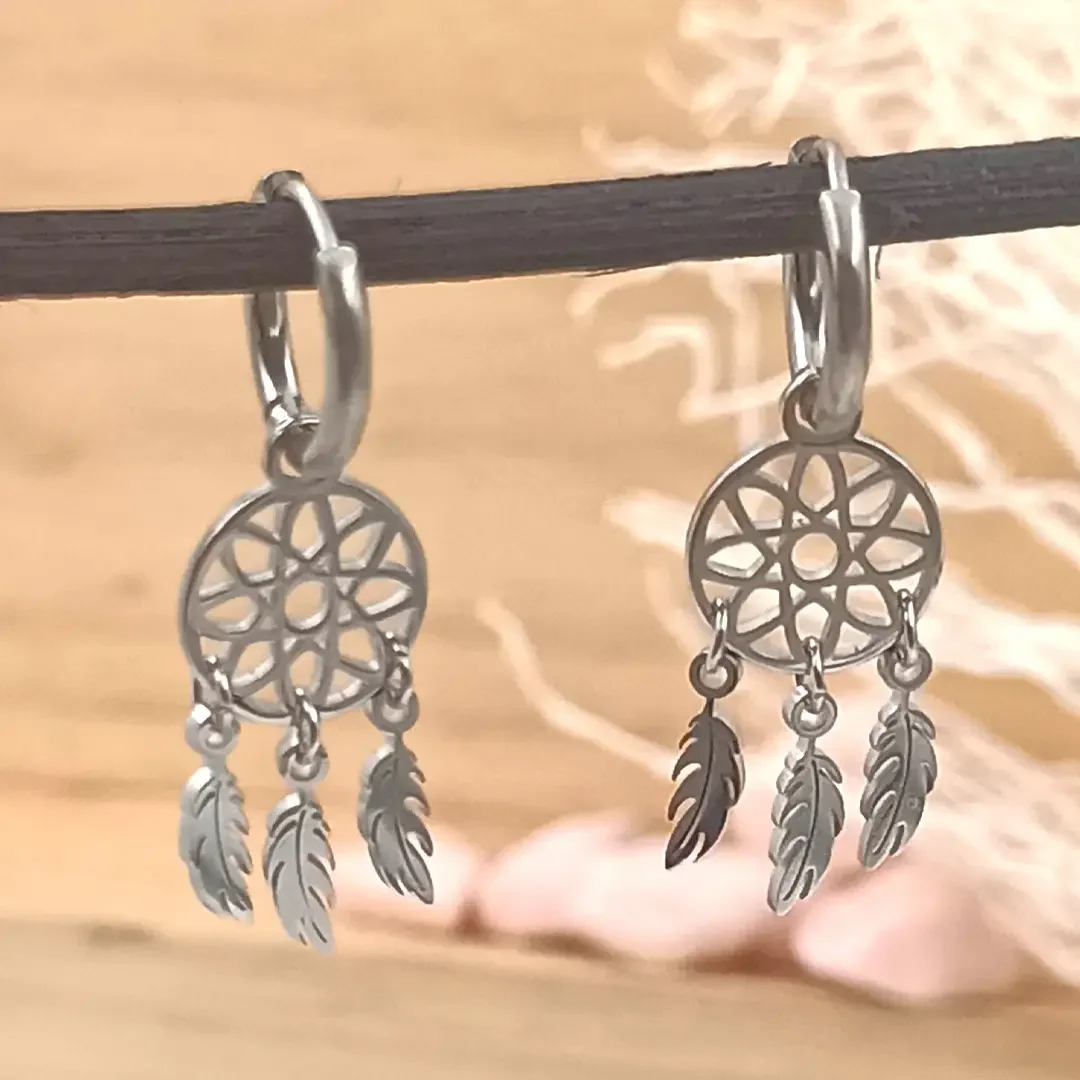 Boucles d’oreilles attrape-rêves avec plumes en argent bijoux acier bohème pour femme.