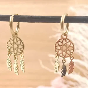 Boucles d’oreilles attrape-rêves avec plumes doré, bijoux acier bohème pour femme.
