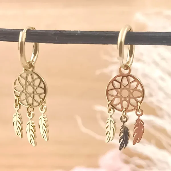 Boucles d’oreilles attrape-rêves avec plumes doré, bijoux acier bohème pour femme.