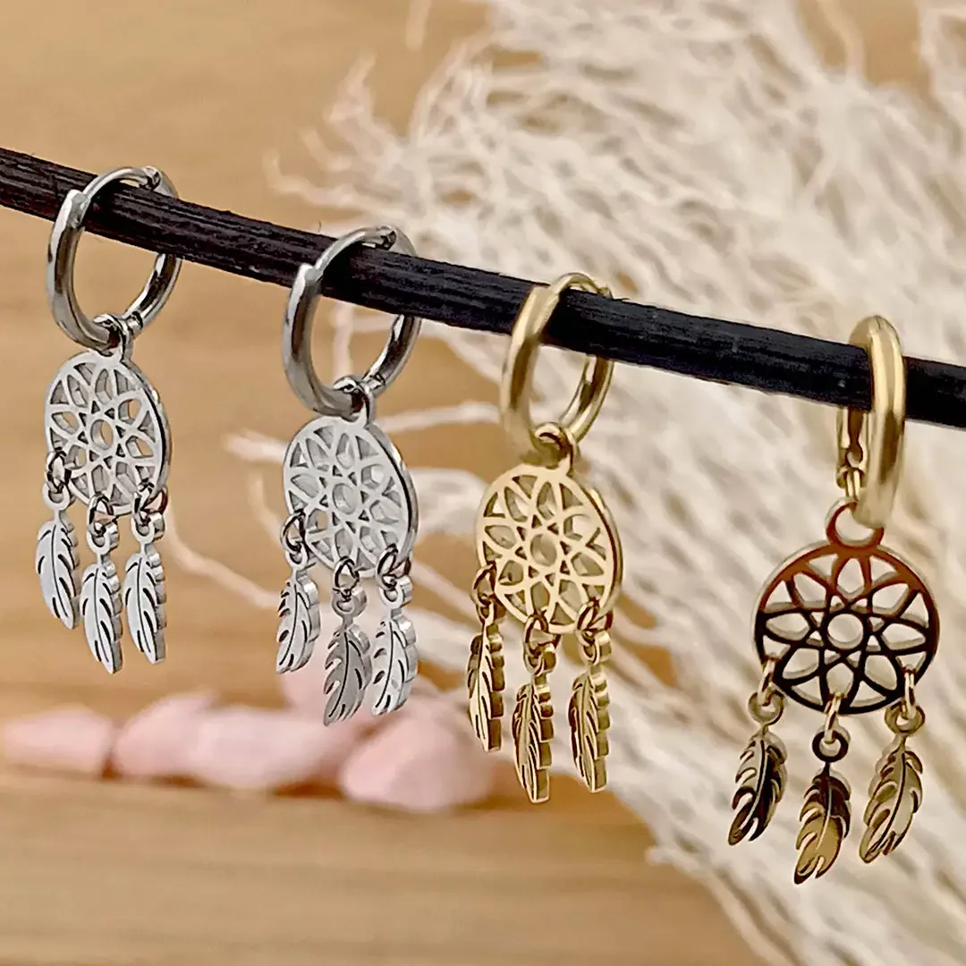 Boucles d’oreilles attrape-rêves avec plumes en argent et doré, bijoux acier bohème pour femme.