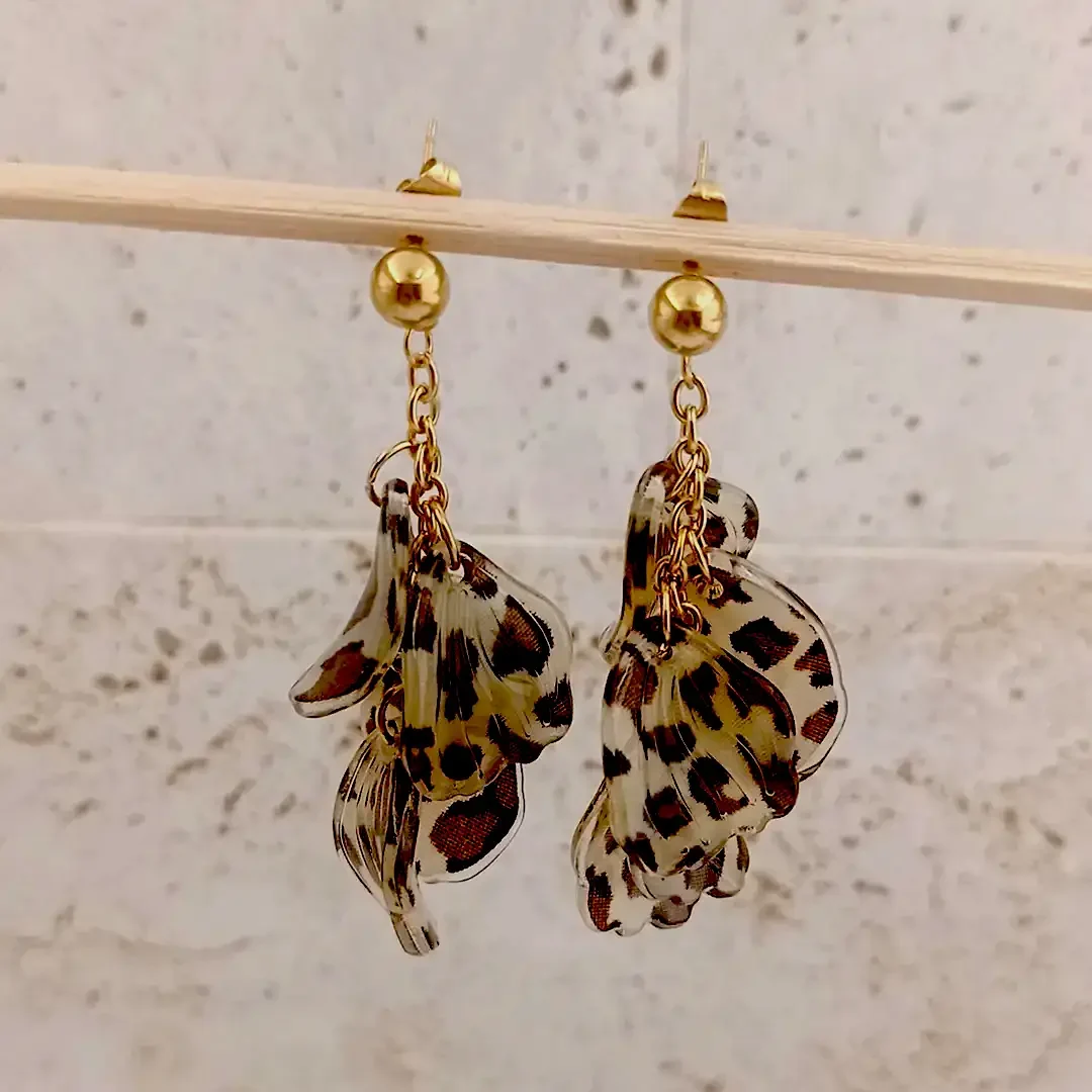 Boucles d’oreilles pendantes acier doré motif léopard avec chaînes dorées élégantes