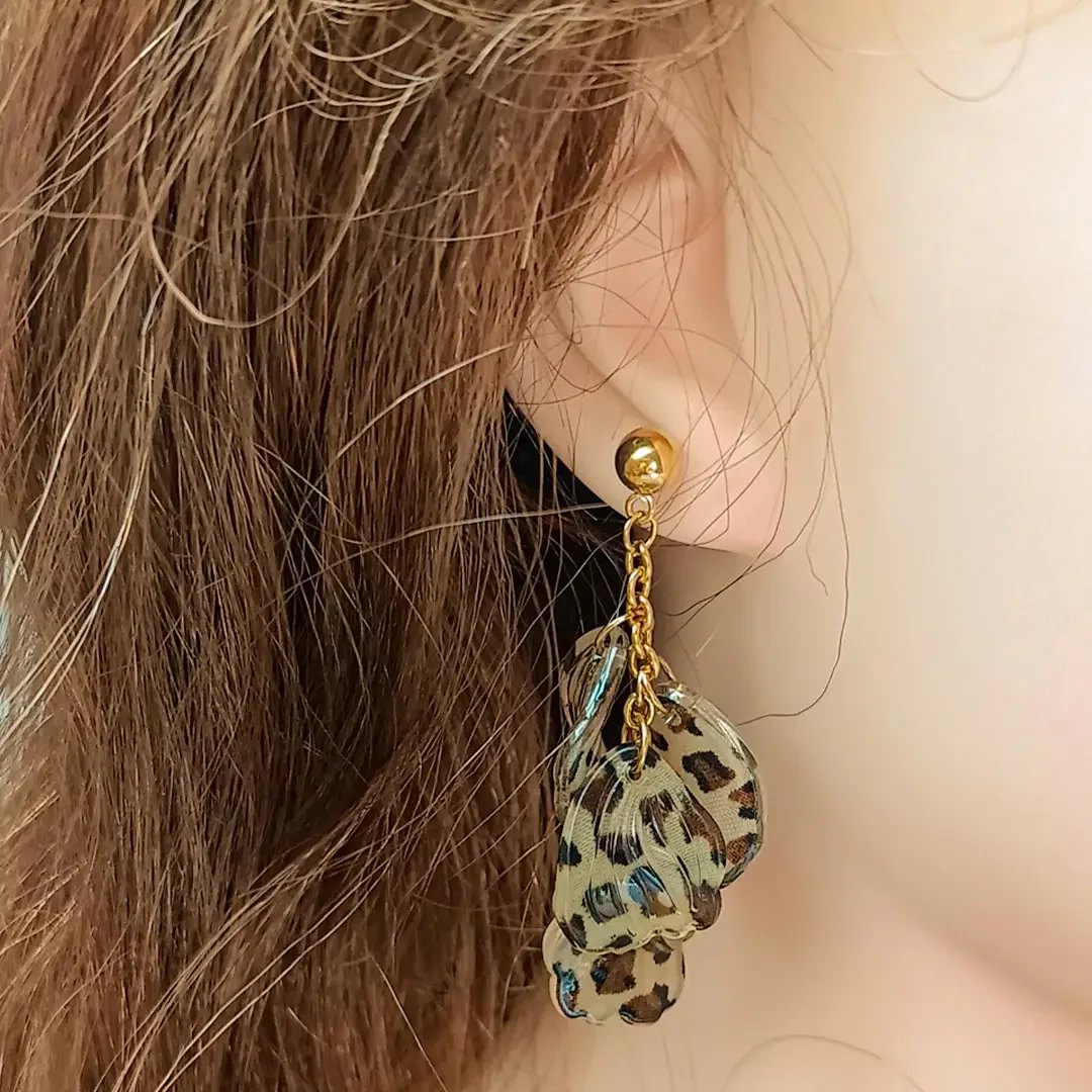 Boucles d’oreilles pendantes chic avec motif léopard et chaînes dorées