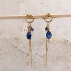 Boucles d'oreilles pendantes élégantes en plaqué or avec perles bleues naturelles et chaînes fines, bijou raffiné pour femme.
