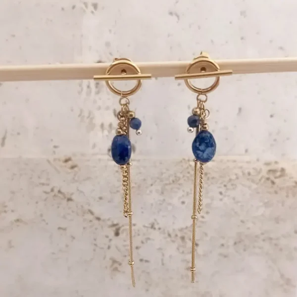 Boucles d'oreilles pendantes élégantes en plaqué or avec perles bleues naturelles et chaînes fines, bijou raffiné pour femme.