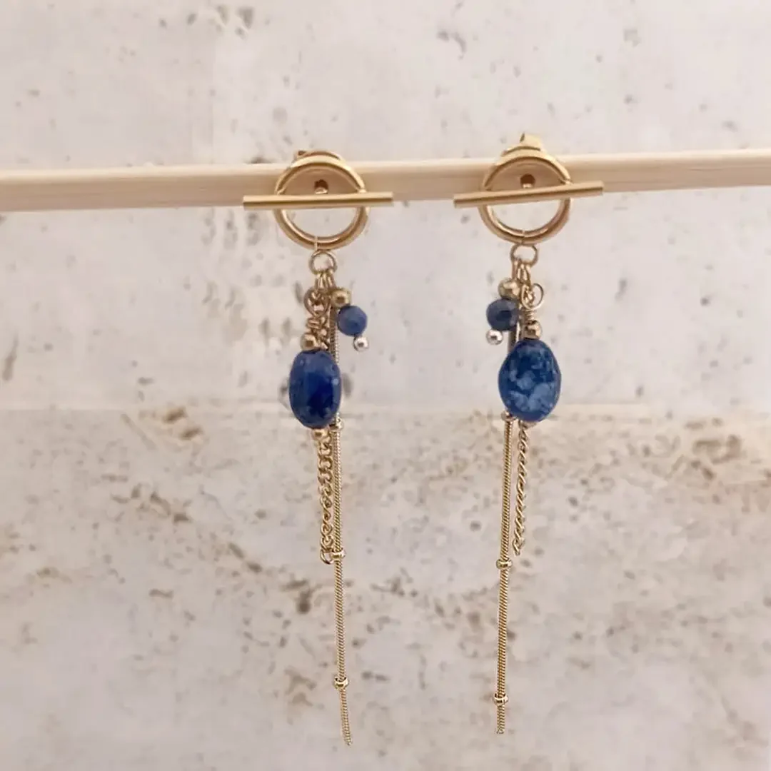 Boucles d'oreilles pendantes élégantes en plaqué or avec perles bleues naturelles et chaînes fines, bijou raffiné pour femme.