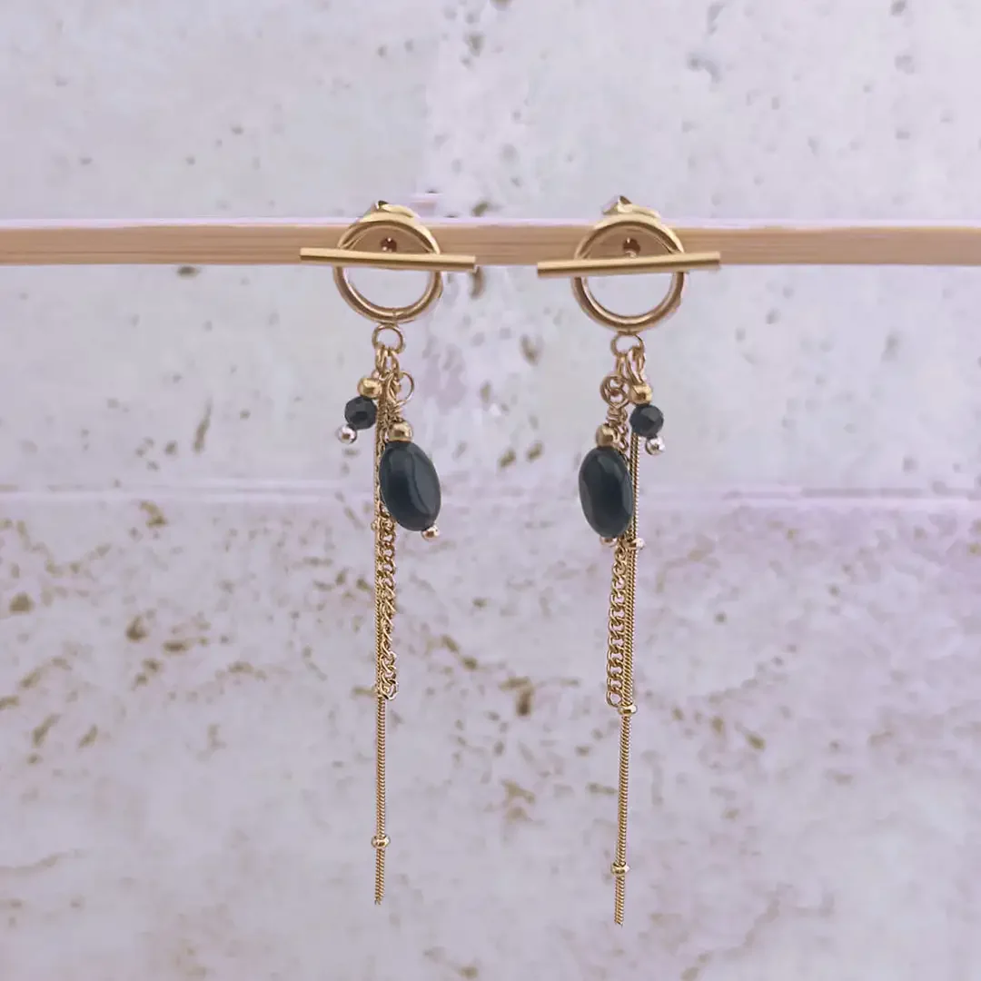 Boucles d'oreilles pendantes élégantes en plaqué or avec perles noires et chaînes fines, bijou raffiné pour femme.