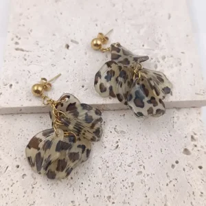 Boucles d’oreilles pendantes acier doré chic avec motif léopard et chaînes dorées