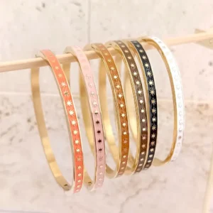 Bracelets joncs rigides Een acier dorés femme avec émail coloré et motifs étoiles, parure tendance en couleurs corail, rose pastel, caramel, marron, noir et blanc.
