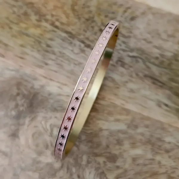 Bracelet jonc rigide en acier doré émaillé rose avec motifs étoiles