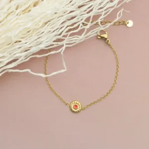 Bracelet pour enfant en acier doré avec une petite fleur au centre, ornée d’un cœur coloré fuchsia, chaîne fine ajustable avec fermoir mousqueton