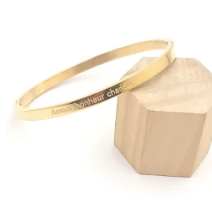 Bracelet jonc doré en acier inoxydable gravé « Vivre d'amour bonheur et chance», bijou élégant et tendance pour femme, idée cadeau romantique et personnalisée.