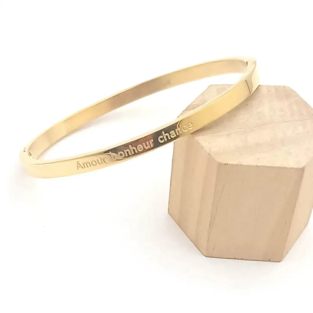 Bracelet jonc doré en acier inoxydable gravé « Vivre d'amour bonheur et chance», bijou élégant et tendance pour femme, idée cadeau romantique et personnalisée.