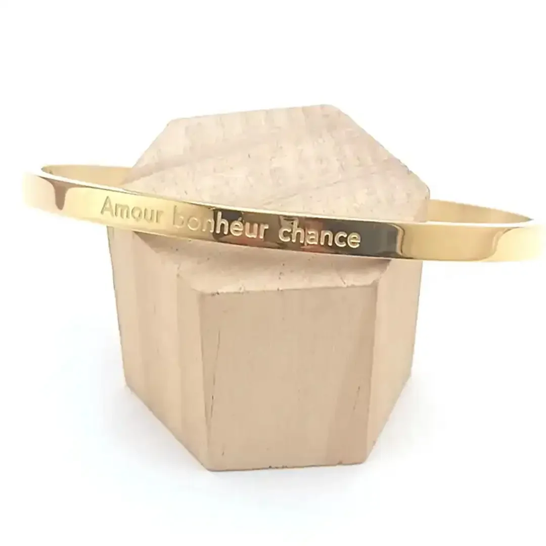 Bracelet jonc doré en acier inoxydable gravé « Vivre d'amour et de Amour bonheur et chance», bijou élégant et tendance pour femme, idée cadeau romantique et personnalisée.