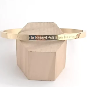 Bracelet jonc doré en acier inoxydable gravé « Comme le hasard fait bien les choses», bijou élégant et tendance pour femme, idée cadeau romantique et personnalisée.