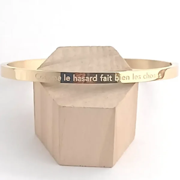 Bracelet jonc doré en acier inoxydable gravé « Comme le hasard fait bien les choses», bijou élégant et tendance pour femme, idée cadeau romantique et personnalisée.