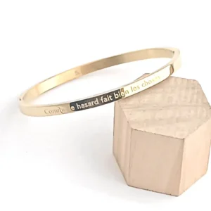 Bracelet jonc doré en acier inoxydable gravé « Comme le hasard fait bien les choses», bijou élégant et tendance pour femme, idée cadeau romantique et personnalisée.