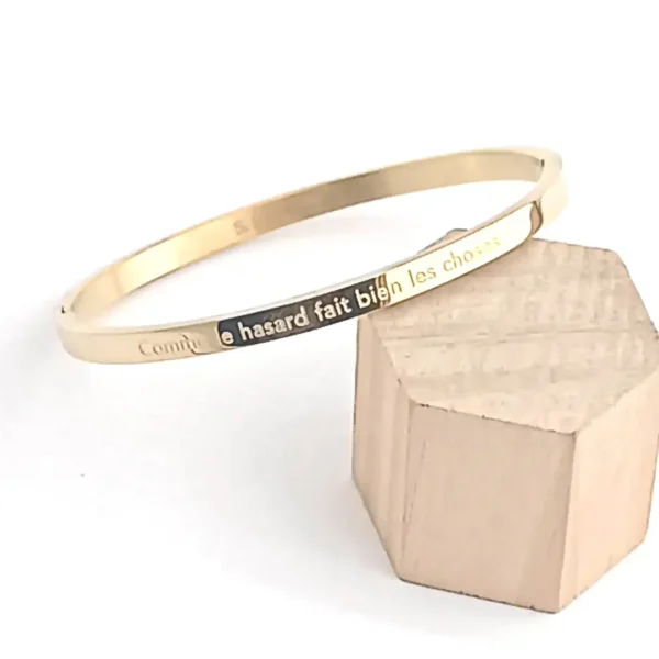 Bracelet jonc doré en acier inoxydable gravé « Comme le hasard fait bien les choses», bijou élégant et tendance pour femme, idée cadeau romantique et personnalisée.
