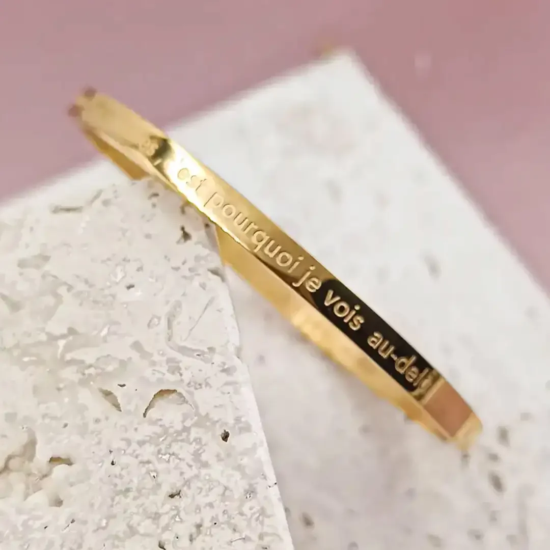 Bracelet jonc en acier doré gravé Je connais mes limites c’est pourquoi je vois au-delà, bijou message inspirant et élégant