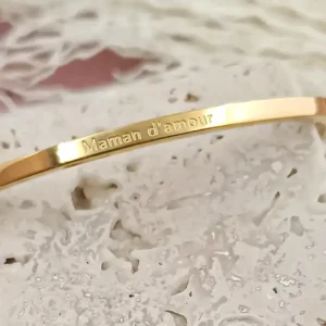 Bracelet jonc en acier doré avec gravure Maman d’amour, bijou élégant à offrir pour la fête des mères ou en cadeau