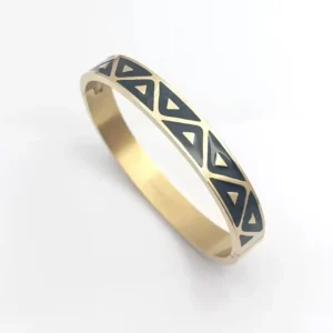 Bracelet jonc rigide en acier inoxydable doré, avec incrustations en émail noir et design géométrique triangles