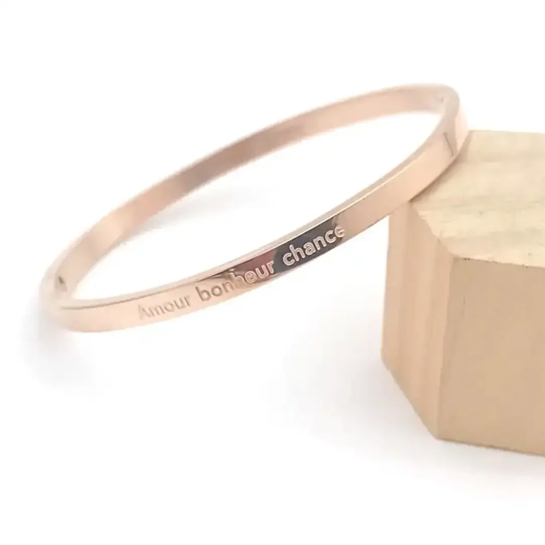Bracelet jonc rosé en acier inoxydable gravé « Vivre d'amour et de Amour bonheur et chance», bijou élégant et tendance pour femme, idée cadeau romantique et personnalisée.