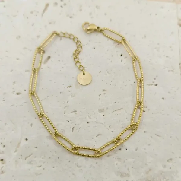 Bracelet en acier doré à maillons martelés, bijou tendance et raffiné pour femme