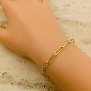 Bracelet en acier doré à maillons martelés, bijou tendance et raffiné pour femme