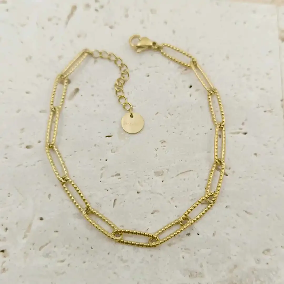 Bracelet en acier doré à maillons martelés, bijou tendance et raffiné pour femme