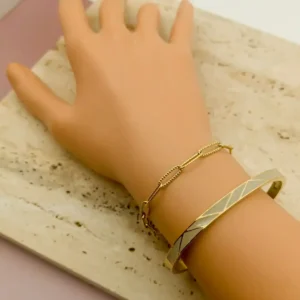 Bracelet en acier doré à maillons martelés, bijou tendance et raffiné pour femme