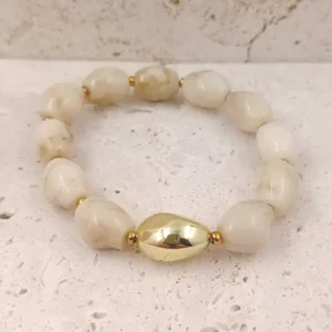 Bracelets en perles en résine ovales couleur ivoire avec une perle centrale dorée et acier