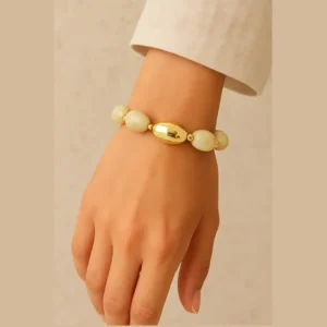 Bracelet élastique avec perles en résine couleur ivoire et perles en acier doré