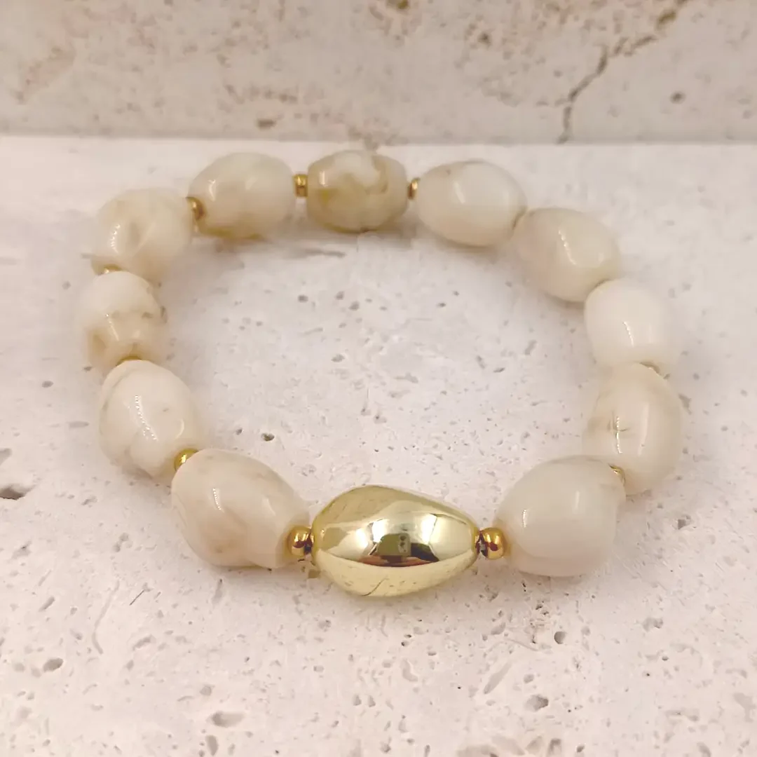 Bracelets en perles en résine ovales couleur ivoire avec une perle centrale dorée et acier