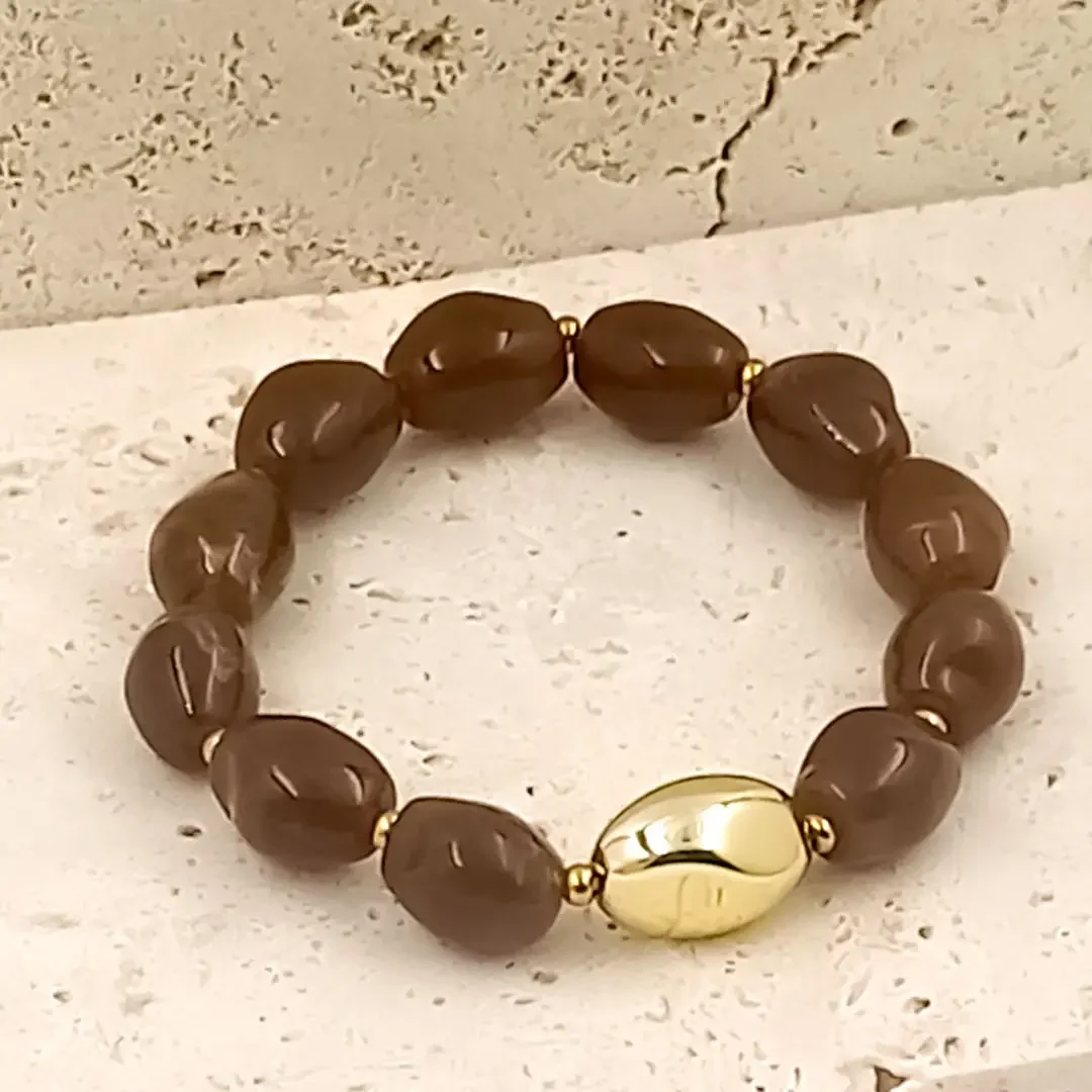 Bracelets en perles en résine ovales marron avec une perle centrale dorée et acier