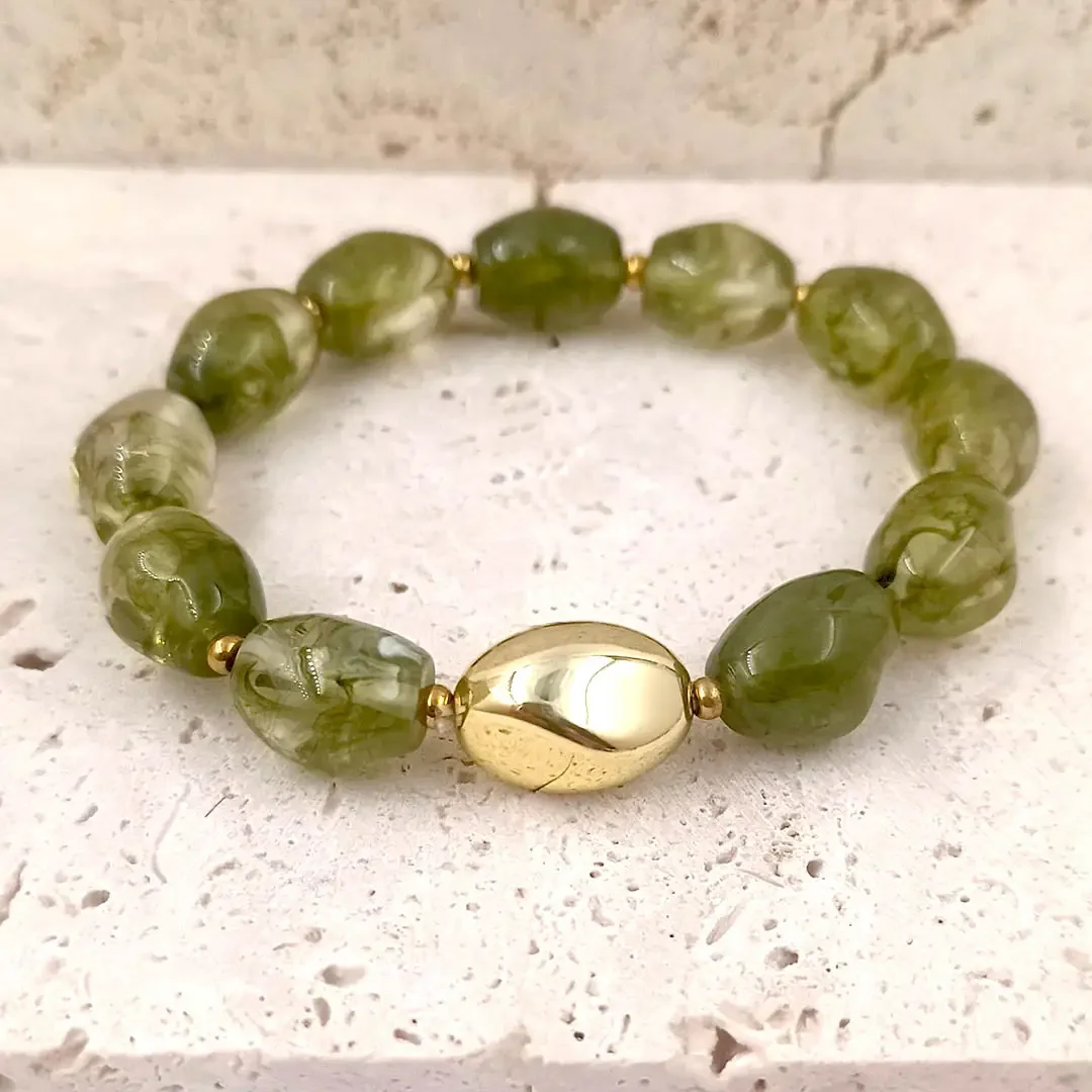 Bracelets en perles en résine ovales vertes avec une perle centrale dorée et acier